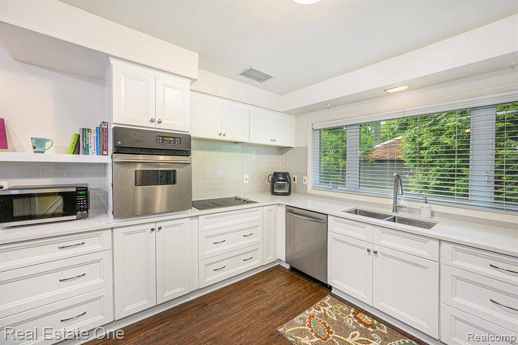 Troy, MI 48084 1265,3183 Oakhill Drive