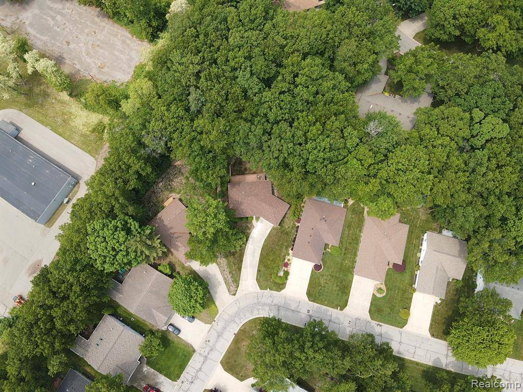 Port Huron, MI 48060 8624,3869 Oak Hills Circle
