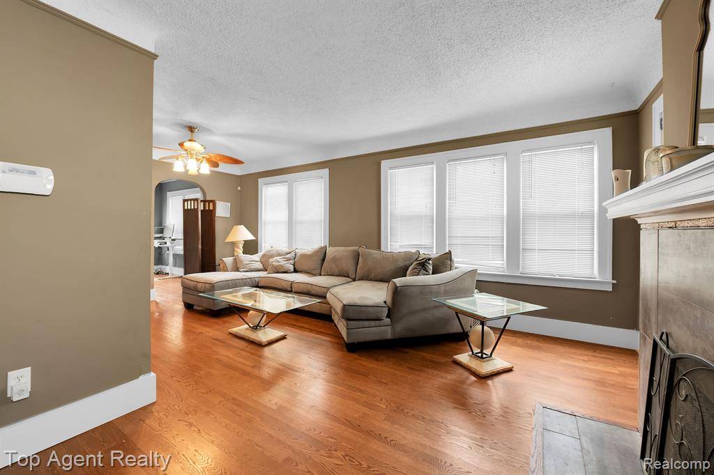 Bloomfield Hills, MI 48302 0502,136 ALICE Avenue
