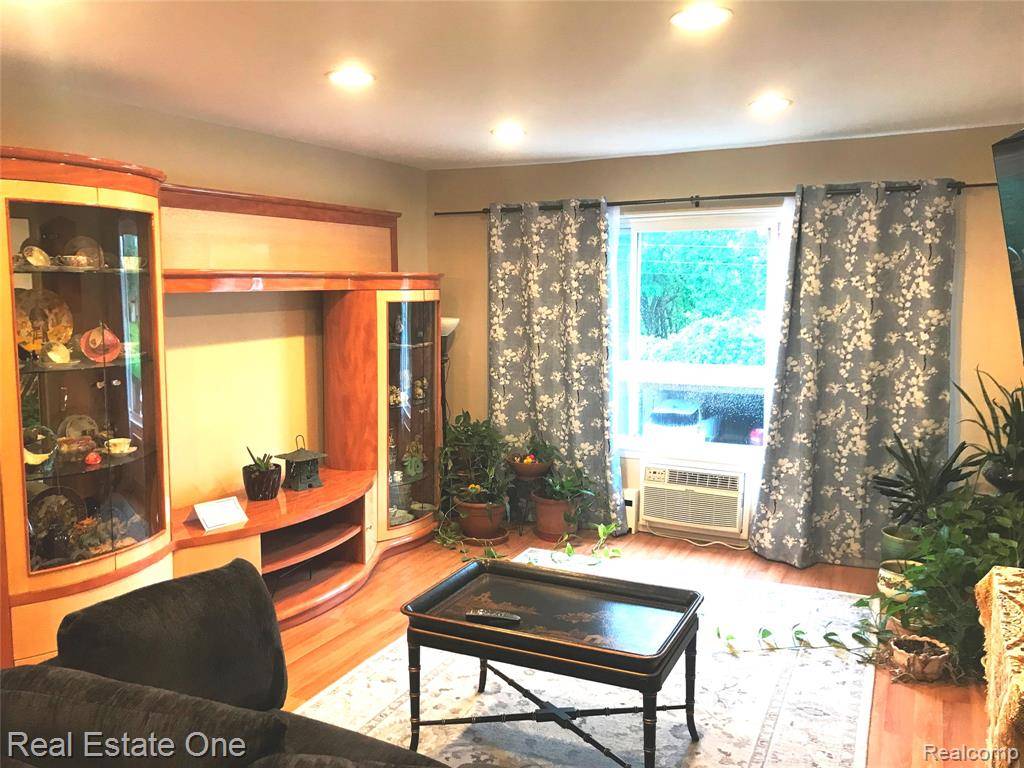 Roseville, MI 48066 1531,30225 Utica Road