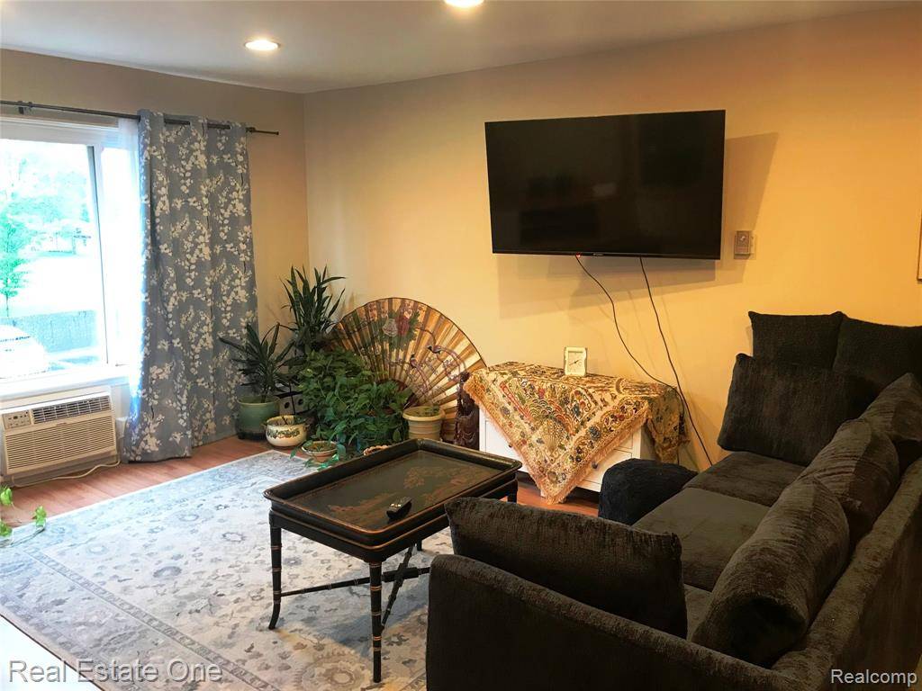 Roseville, MI 48066 1531,30225 Utica Road
