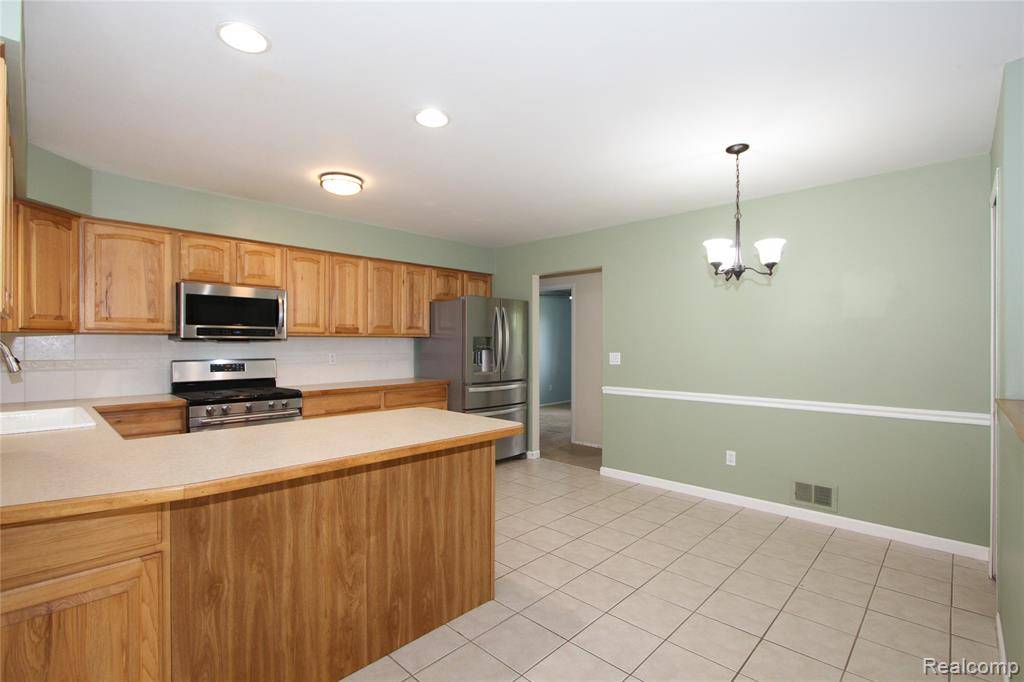 Livonia, MI 48150 4077,29716 Joy Road