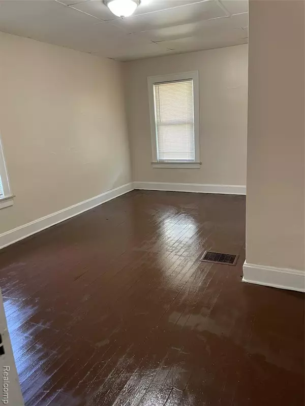 Flint, MI 48507 1724,747 Vermilya Avenue