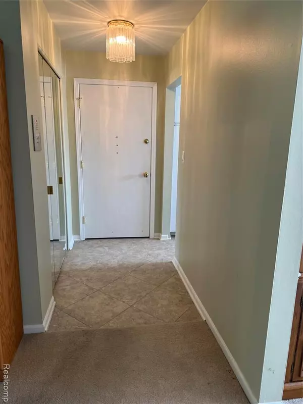 Bloomfield Hills, MI 48302 2060,801 W Long Lake Road