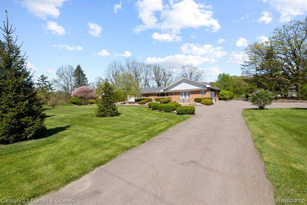 South Lyon, MI 48178 8957,22340 NATASHA Lane