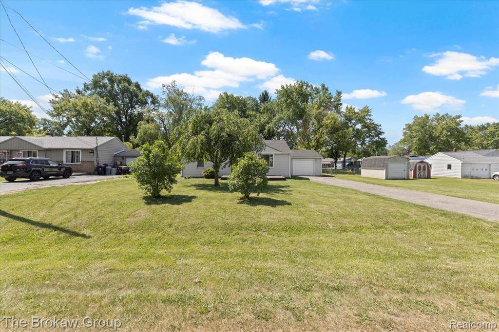 Burton, MI 48519 1306,6088 Surrey Lane