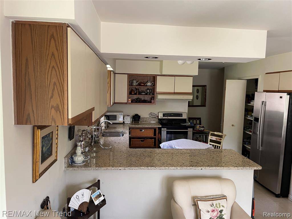 Bloomfield Hills, MI 48302 2560,5408 Vincennes Drive