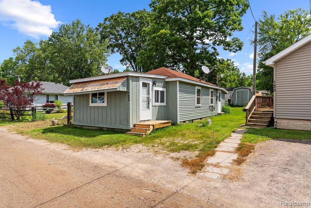 Columbiaville, MI 48421 9714,123 S Lake Drive