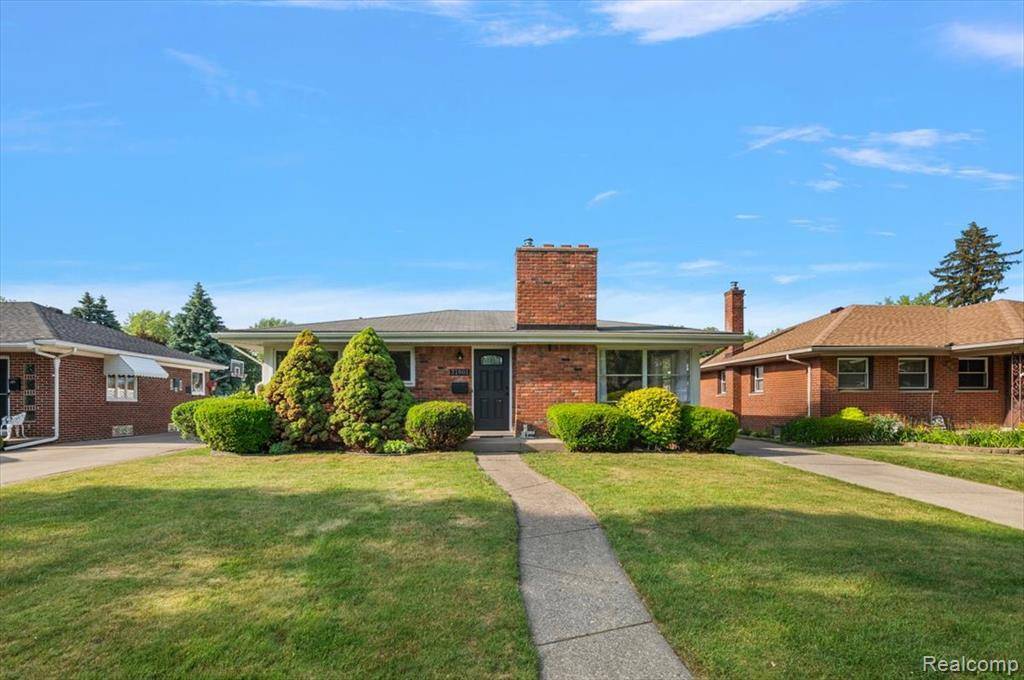 Saint Clair Shores, MI 48081 3757,21901 Lakeland Street
