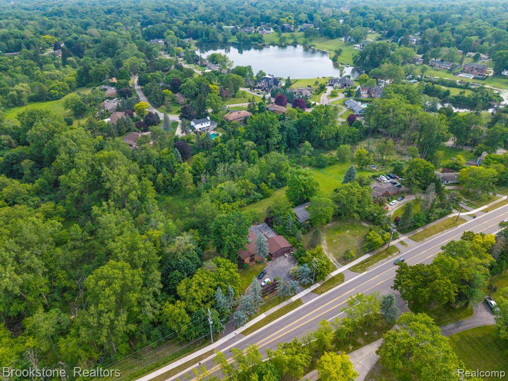 Bloomfield Hills, MI 48301 1418,4665 W Maple Road