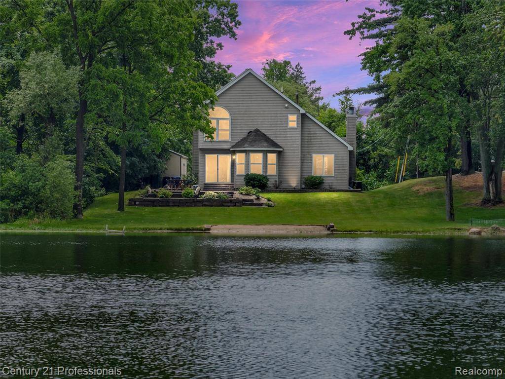 1052 Maple Heights Drive, White Lake, MI 48386 1813