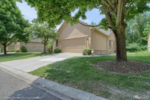 Farmington Hills, MI 48335 4697,35193 Knollwood Lane