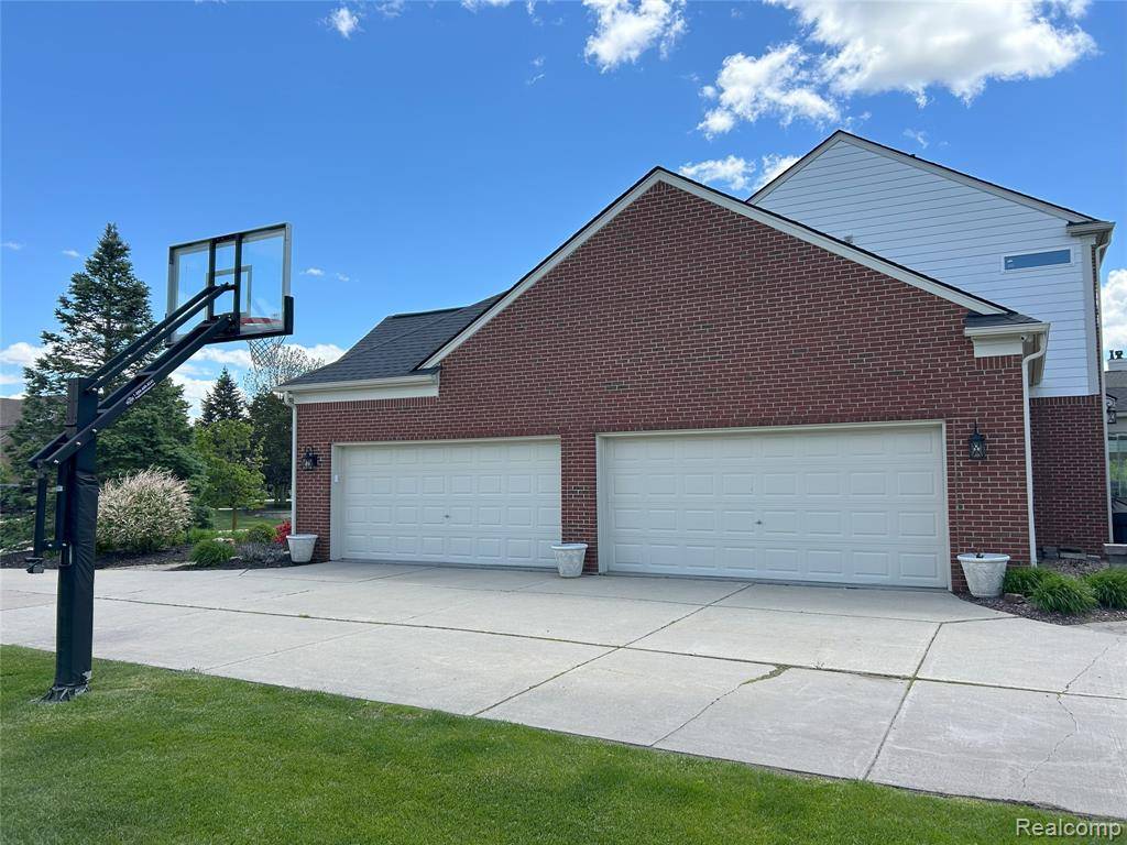 Plymouth, MI 48170 6359,11273 Fellows Creek Drive
