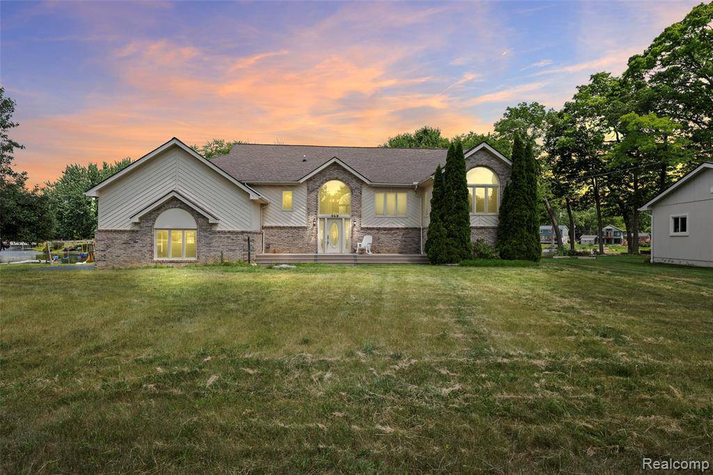 969 Bogie Lake Road, White Lake, MI 48383 2772