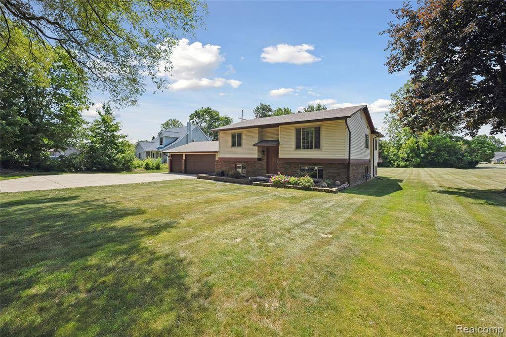 Wixom, MI 48393 1738,3395 W Maple Road
