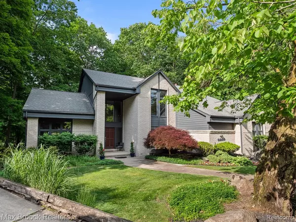 West Bloomfield, MI 48322 3242,6224 Bromley Court