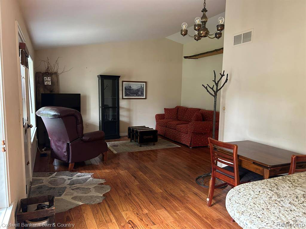 Northville, MI 48167 2411,41781 ONAWAY Drive