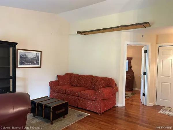 Northville, MI 48167 2411,41781 ONAWAY Drive