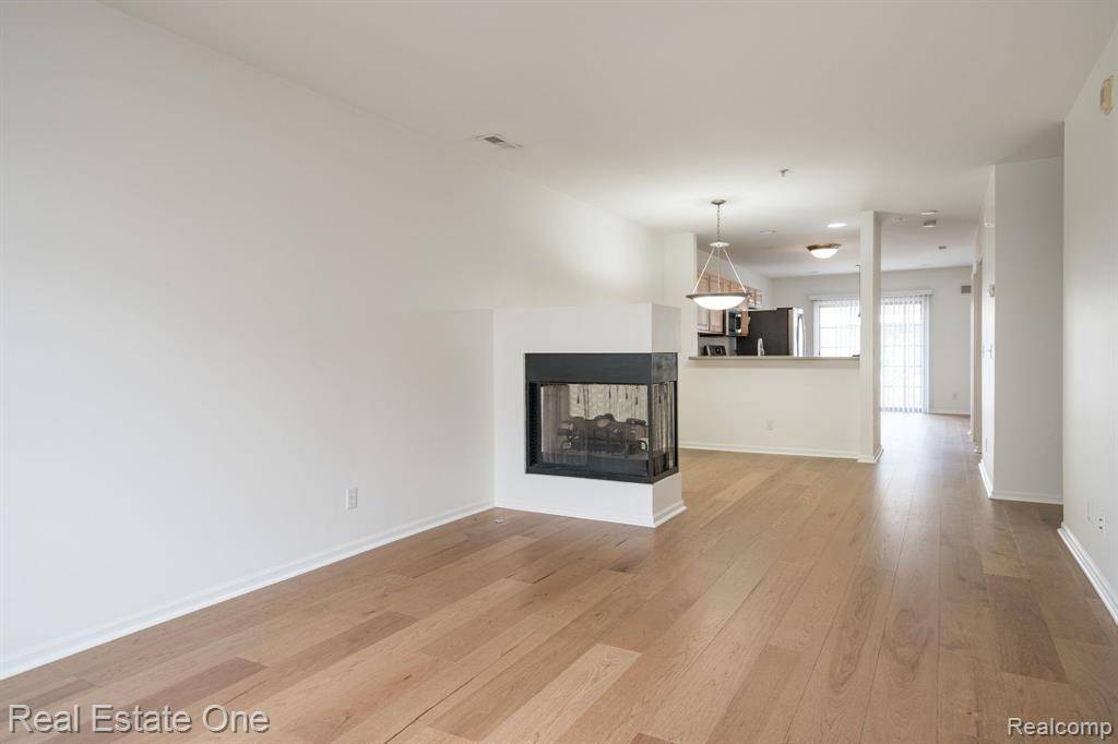 Troy, MI 48084 7060,1460 ASHFORD Court
