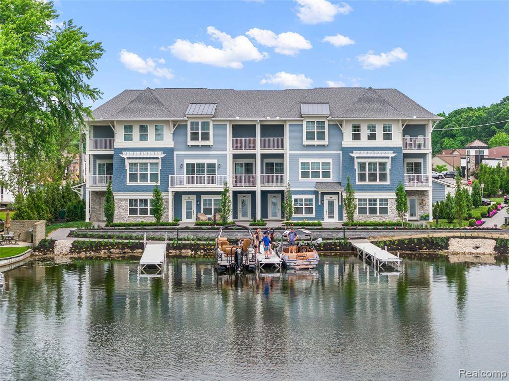 438 Mystic Cove Lane, Lake Orion, MI 48362
