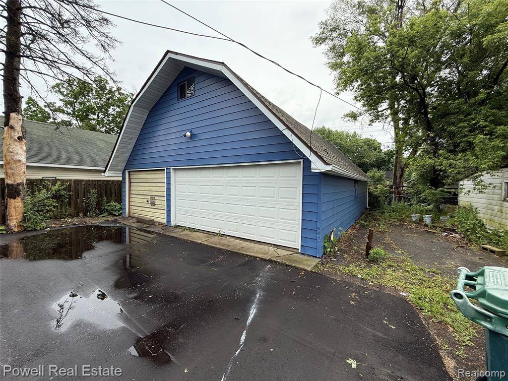 Pontiac, MI 48328 1739,2326 Silver Circle