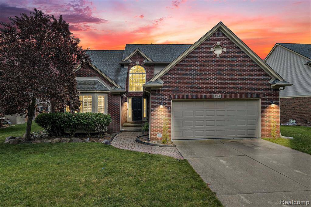 Fenton, MI 48430 1975,724 Pinecreek Drive