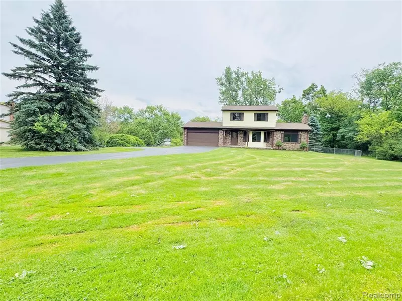 694 Robar Circle, Commerce Twp, MI 48386 2353