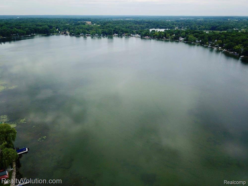 Lapeer, MI 48446 8046,1998 Lakeview Drive