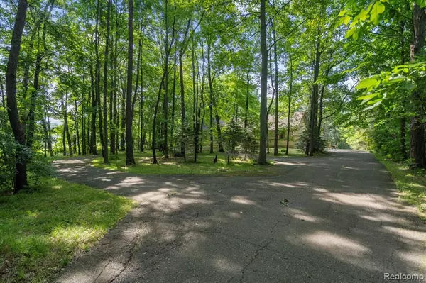 Walled Lake, MI 48390 2268,1500 Rustic Lane