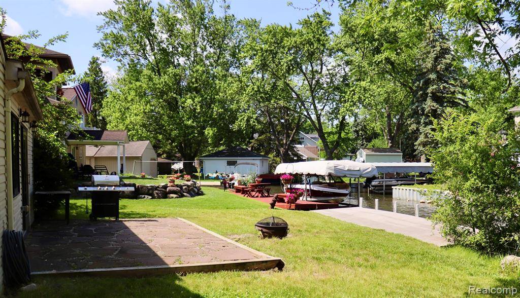 Waterford, MI 48329 2810,7044 Desmond Road