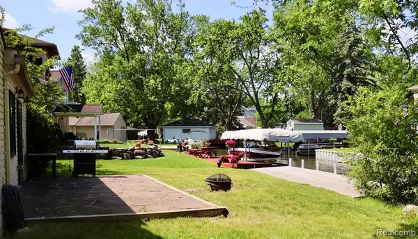 Waterford, MI 48329 2810,7044 Desmond Road