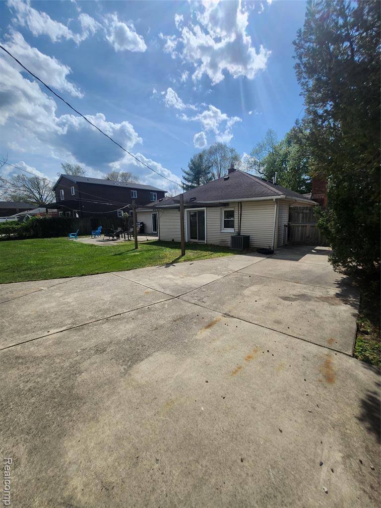 Dearborn Heights, MI 48127 2215,6878 Drexel Street