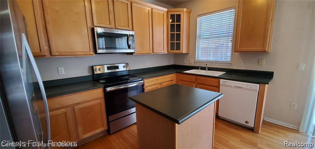 Novi, MI 48377 2892,29275 Weston Drive