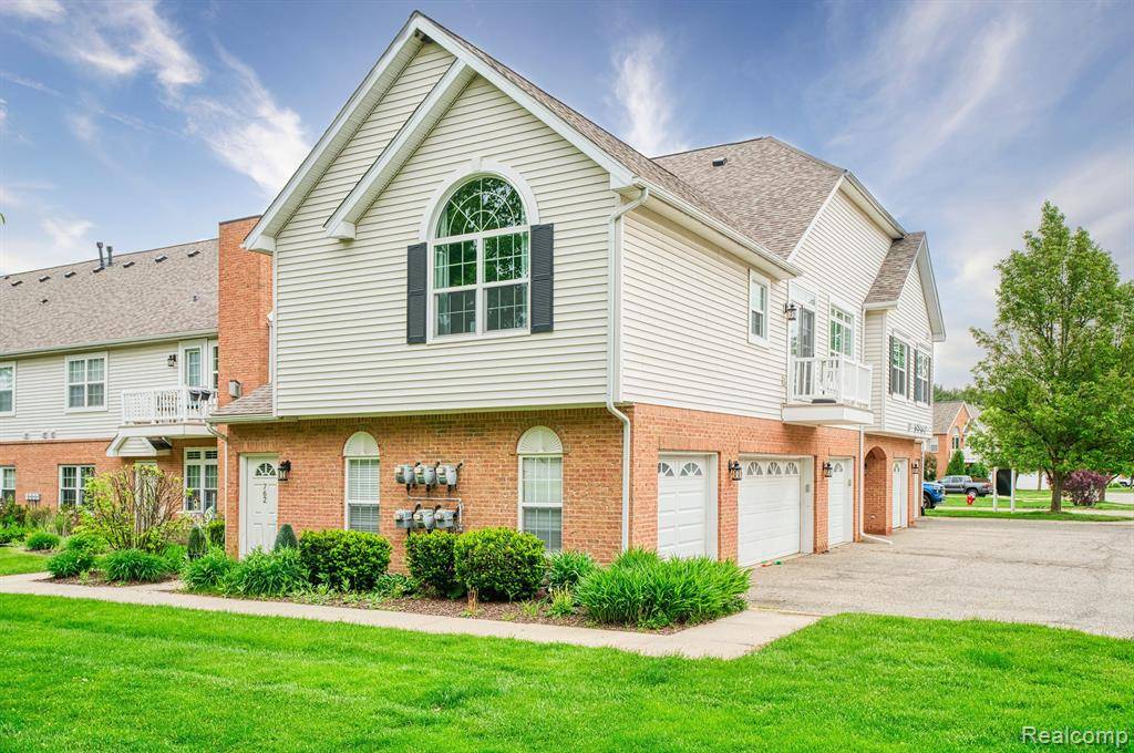 760 OLDE ENGLISH Circle, Howell, MI 48855 8702