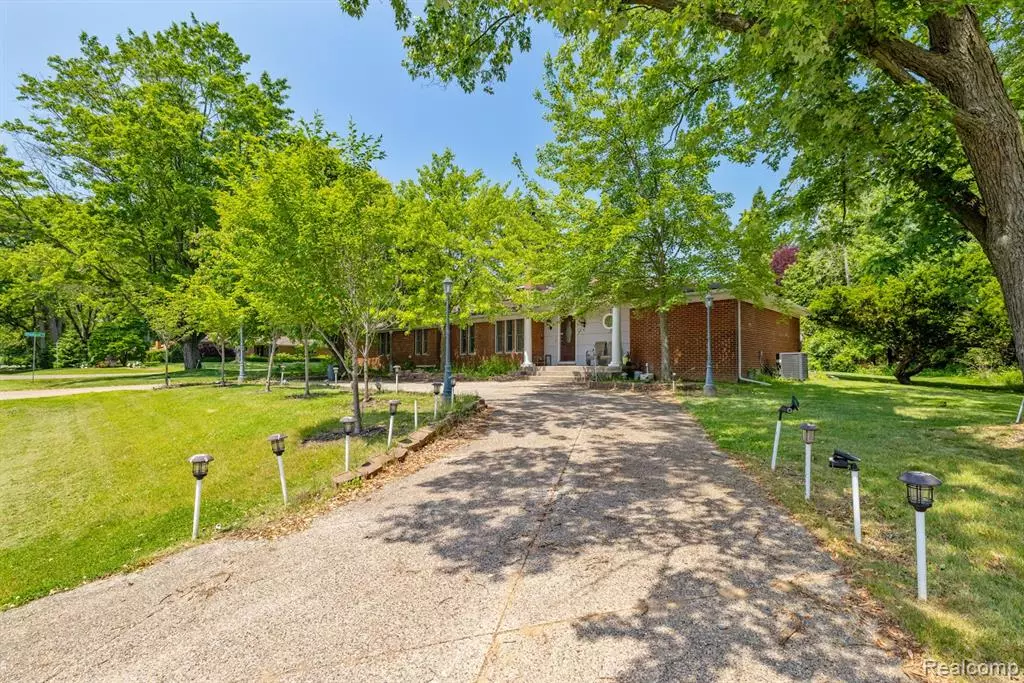 Rochester Hills, MI 48309 1909,297 VREELAND Drive