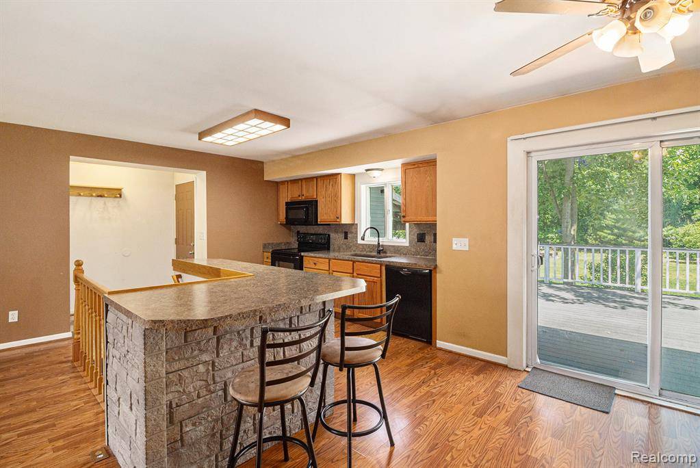 Columbiaville, MI 48421 8946,4788 Apache Trail