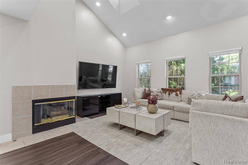 Dearborn, MI 48124 2233,29 W Village Lane