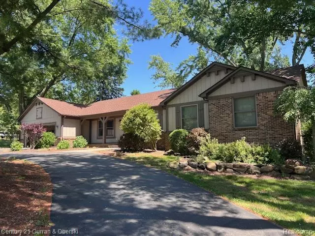 5463 Greenfield Road, Brighton, MI 48114 9071