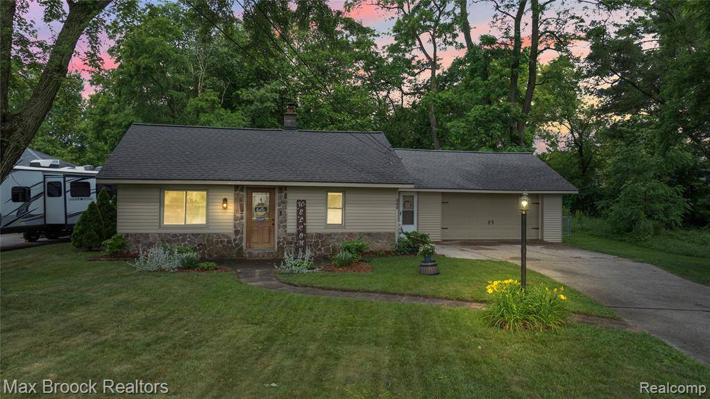 888 Mallock Road, White Lake, MI 48386 2940