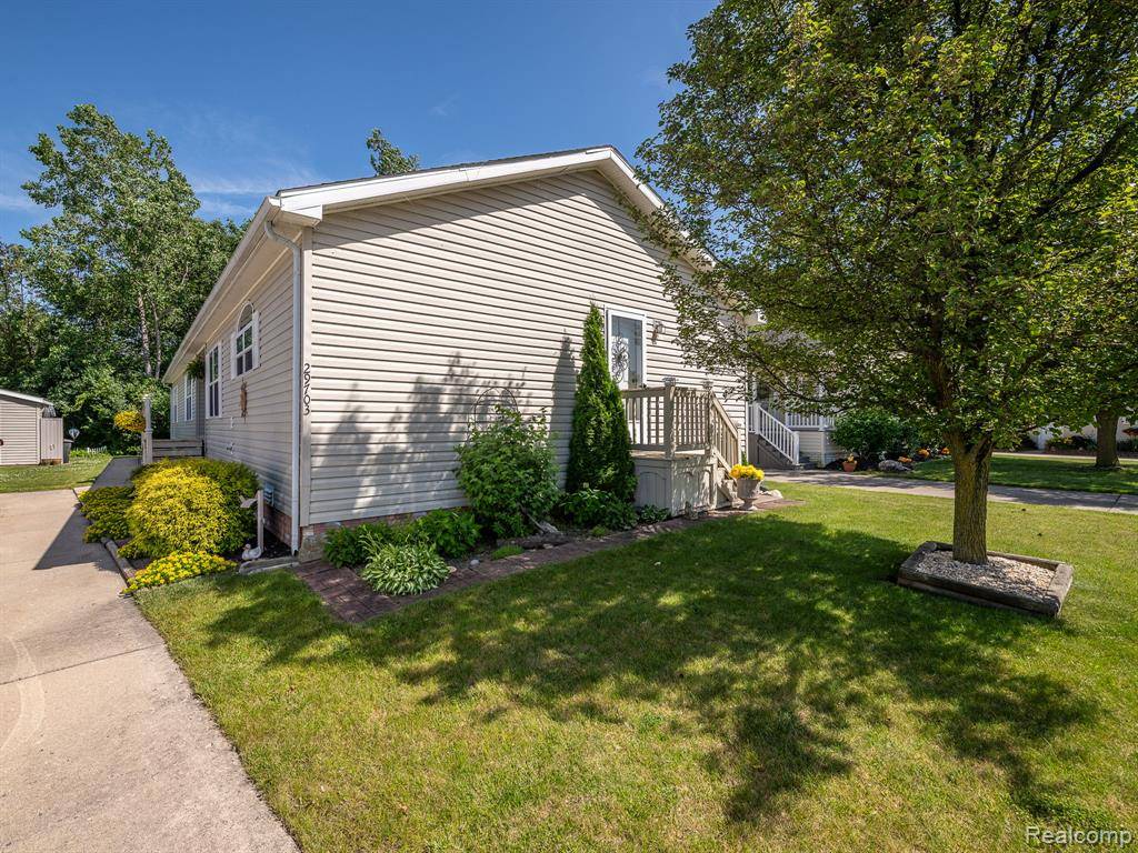 29703 Vinewood Lane, Gibraltar, MI 48173