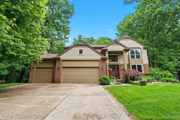 Commerce Twp, MI 48382 1585,5034 Fairgrove Lane