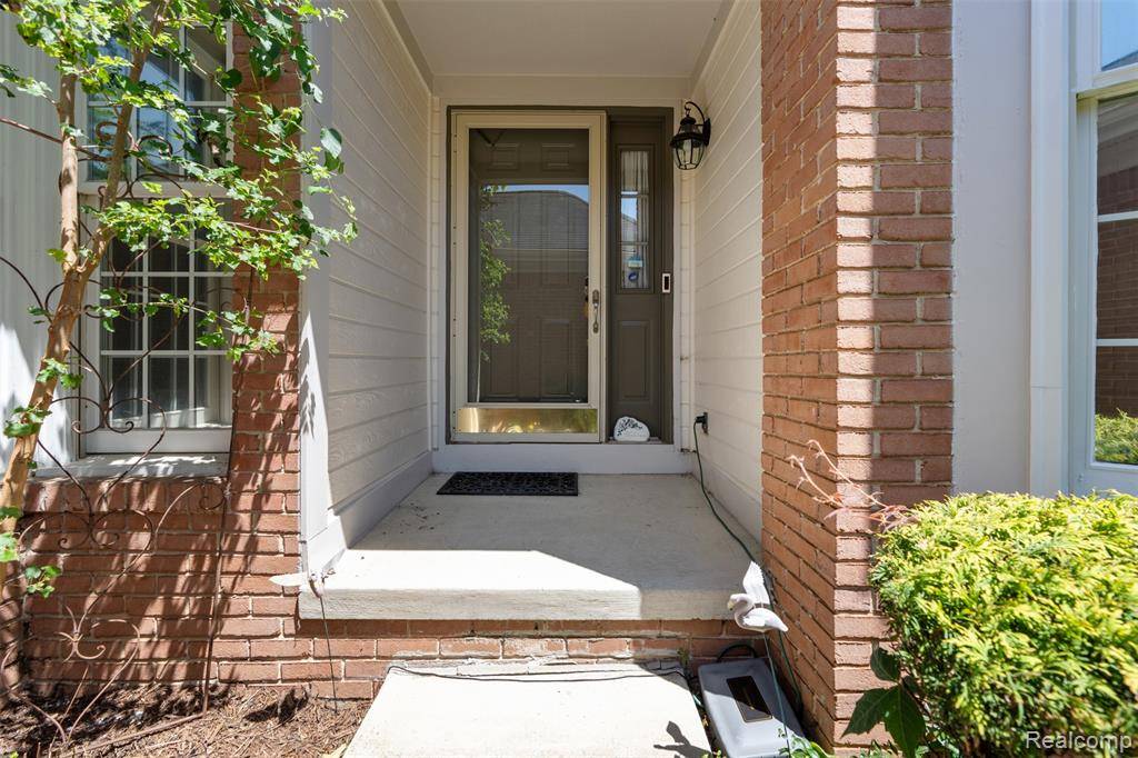 39444 Village Run Drive, Plymouth, MI 48168 3464