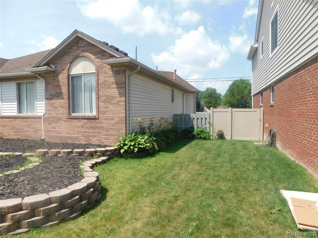 Chesterfield, MI 48047 4560,52025 HICKORY Drive