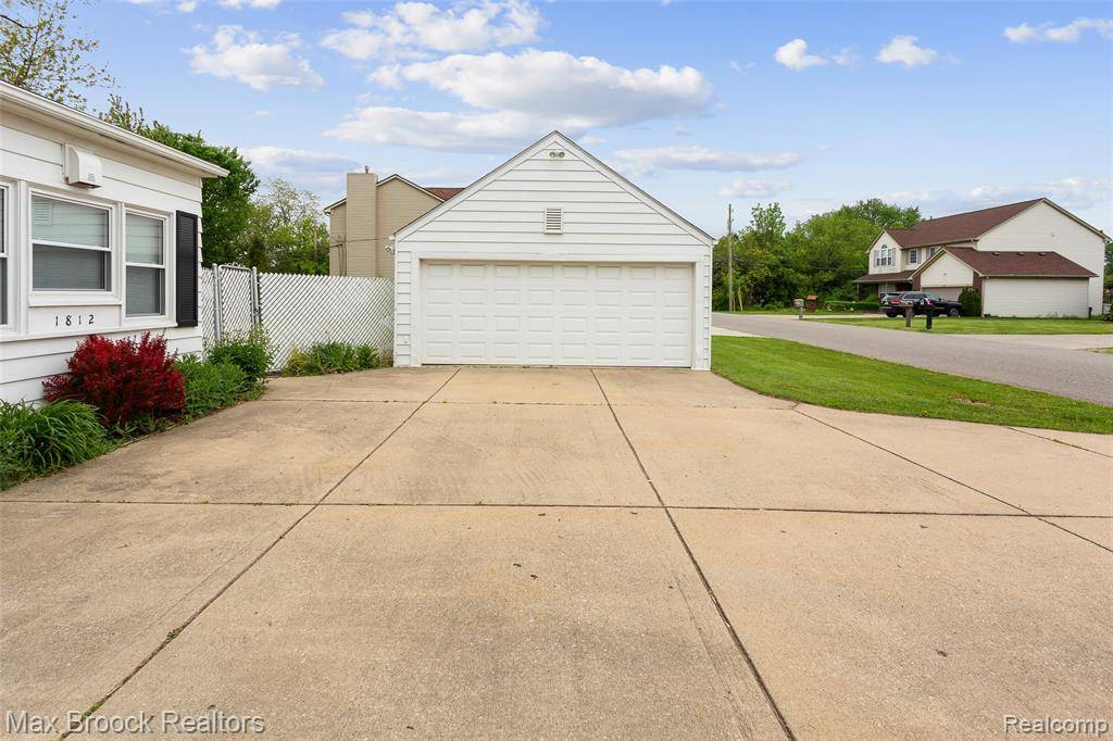 Troy, MI 48083 2513,1812 JOHN R Road