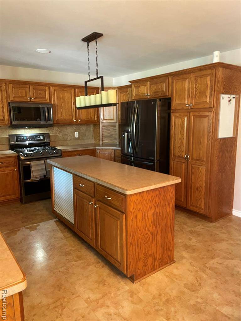 Rochester, MI 48307 2270,537 Bloomer Ridge Drive