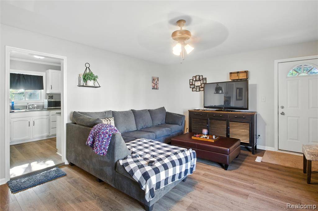 Roseville, MI 48066 2431,28441 Maple Street