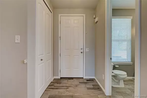 New Hudson, MI 48165 8050,28545 Cottage Lane