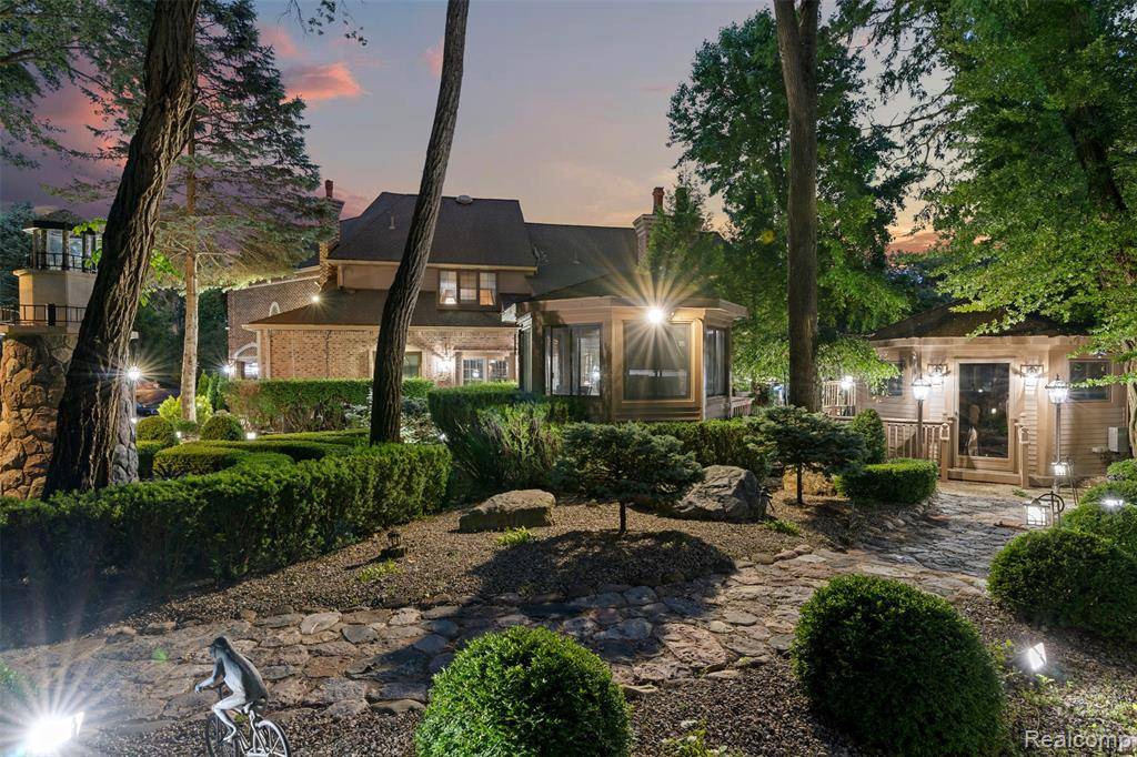 Bloomfield Hills, MI 48301 3646,7310 Sandy Creek Lane