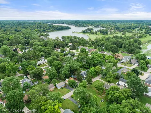 Commerce Twp, MI 48382 4638,3291 Melmoor Street