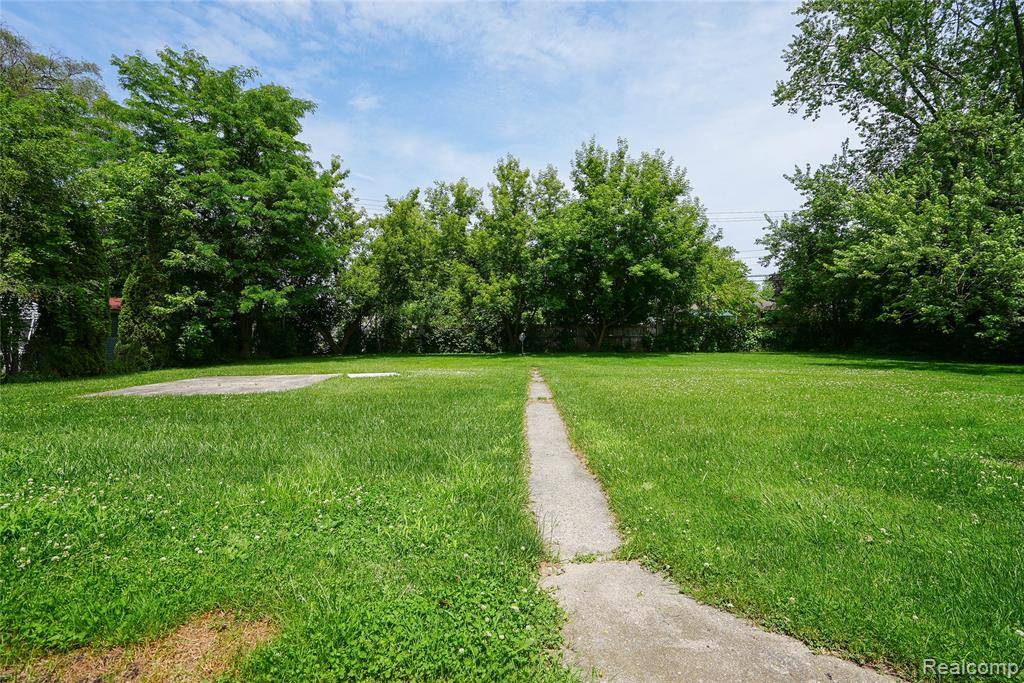 Harper Woods, MI 48225 2044,18997 Huntington Avenue